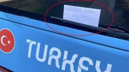 A Milli Takım otobüsüne olay yazı! 'Fenerbahçe düşmanı Şenol Güneş'