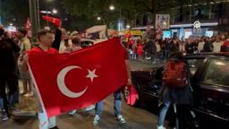 Berlin'de Türk vatandaşlardan galibiyet kutlaması