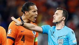 Hollanda'da Virgil van Dijk'tan hakeme tepki! 'İçeri koştu'