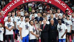 Anadolu Efes'in kupa töreninden kareler