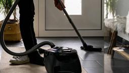 Ev işi yapıp fit kalmak mümkün! Süpürgeyle bol bol kalori yakın, daha iyisi yok