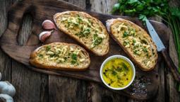 Löp löp giden sarımsaklı ekmek! Bir yiyen tarif soruyor, püre yapıp fırına verin