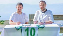 Enis Bardhi'nin imza töreninden kareler