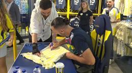 Fenerbahçe taraftarından Vedat Muriqi'nin imza gününe yoğun ilgi!