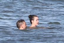 Kız arkadaşı üstsüz yakalanmasın diye...