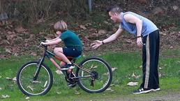 Colin Farrell'dan bisiklet dersi