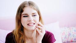 Uykuda yapıyoruz: İşte dişlerimizi yaşlandıran alışkanlık