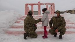 Bakan Akar, Anıtkabir'i görmek isteyen Hira'yı davet etti