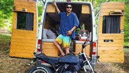 Hem müzik öğretmeni hem de bir gezgin