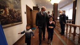 Bakan Akar, Anıtkabir'i görme hayali gerçek olan Hakkarili küçük Hira ile görüştü