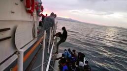Ayvalık açıklarında 54 kaçak göçmen kurtarıldı