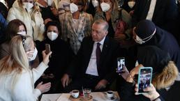 Erdoğan, Üsküdar'da bir kafeyi ziyaret etti