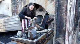 Ressam Gökçe Erhan, yanan evinde gözyaşıyla eşyalarını aradı