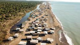 Caretta caretta kumsalı kaçak barakayla doldu