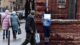 Ukrayna'nın Lviv kentinde casus şüphelisi direğe bağlandı