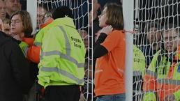 Premier Lig'de inanılmaz olay! Kendini kale direğine kelepçeledi