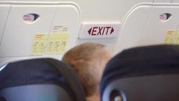 Uçakta panik! Yolcu acil çıkış kapısını açınca alarm verildi