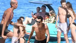 Ünlü isimler, Çeşme ve Bodrum sahillerine akın etti!