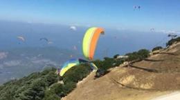 Yamaç paraşütü pilotları havada çarpıştı