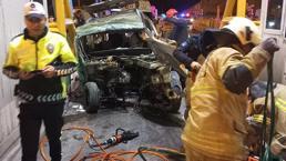 İzmir'de feci kaza! Gişelere çarpan araçtaki bir kişi hayatını kaybetti