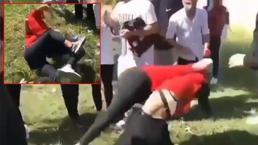 Liseli kızlar yumruk yumruğa kavga etti, arkadaşları gülerek izledi