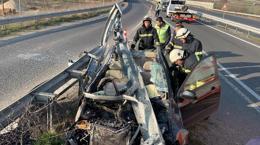 Tekirdağ'da feci kaza: Otomobil bariyerlere ok gibi saplandı