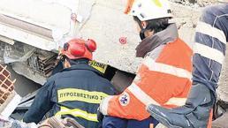 Küçük çocuğu kurtaran Yunan ekip, sevince boğuldu