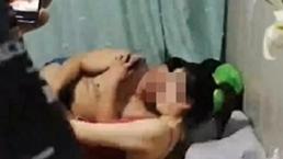 Sevgilisini kocasından böyle korudu: Yumruklara kendini siper etti