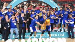 Şampiyon Anadolu Efes kupasına kavuştu