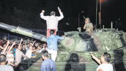 Darbe sinyalini medyadan verdi