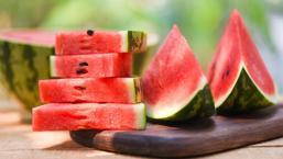 Bir parça karpuzu suya koyun, pembe çıkarsa yemeyin! 'Zehir' detayı şaşırtıyor