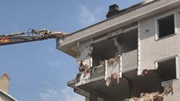 17 Ağustos'un yıldönümünde 1999'uncu binanın yıkımına başlandı 