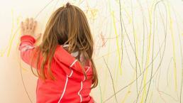 Keşke daha önce bilseydim diyeceğiniz o sır: Duvardaki tükenmez kalem lekesini yok ediyor