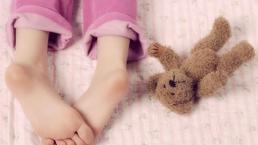 Kimileri yastığa kimileri peluşa sarılarak uyuyor! Anksiyeteyi önleyen uyku alışkanlığı