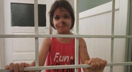 ¡Little Cemile ha estado viviendo en la sala oscura durante 6 años! Su pesadilla comenzó a la edad de dos