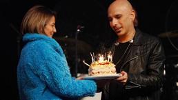 Birol Namoğlu'na konser öncesi eşinden pasta sürprizi