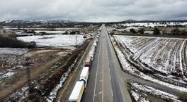 Balkanlar’da yollar kardan kapandı! 20 kilometre TIR kuyruğu