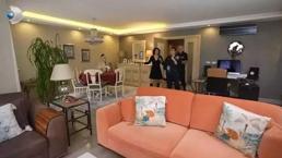 Ünlü çiftin mütevazı evi! Ataşehir'deki evlerinin kapısını Evrim Akın'a açtılar