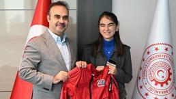 Görme engelli genç girişimci Zülal, geliştirdiği teknolojiyle Togg'un gözleri oldu