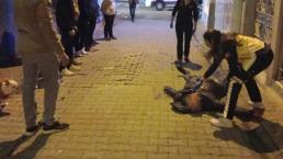 Dehşet anları! Yolda yürüyen yaşlı adamı tekme tokat döverek gasp ettiler