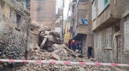 Diyarbakır'da ağır hasarlı bina çöktü! Arama kurtarma çalışması başlatıldı