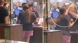 Restoranda çalışanın yüzüne sıcak yemek fırlattı! Hakim ders gibi ceza verdi