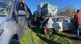 Bir aile dehşeti yaşadı! Tren, otomobili 30 metre sürükledi
