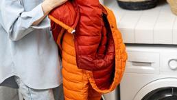 Makinede yıkanan şişme mont topaklandıysa bu yöntemi deneyin! Eşit şekilde kabarıyor