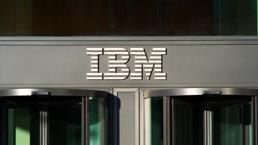IBM gelirlerini ve net karını artırdı