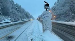 Transport z Bolu Hill właśnie stał się łatwiejszy!  Grubość śniegu osiągnęła 40 cm