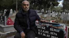 3 çocuğunu ve eşi gözünün önünde vefat etti! Her gün iki kez mezarlığa gidiyor