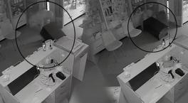 İlginç görüntü! Hırsız çalmaya çalıştığı kasanın altında kaldı