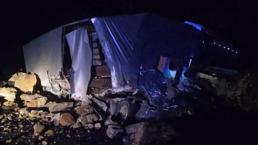 Artvin'de heyelan! Dev kaya parçaları TIR'ı devirdi