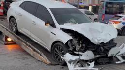 Kaldırıma çıkan otomobil yayalara çarptı: 1'i ağır 3 yaralı